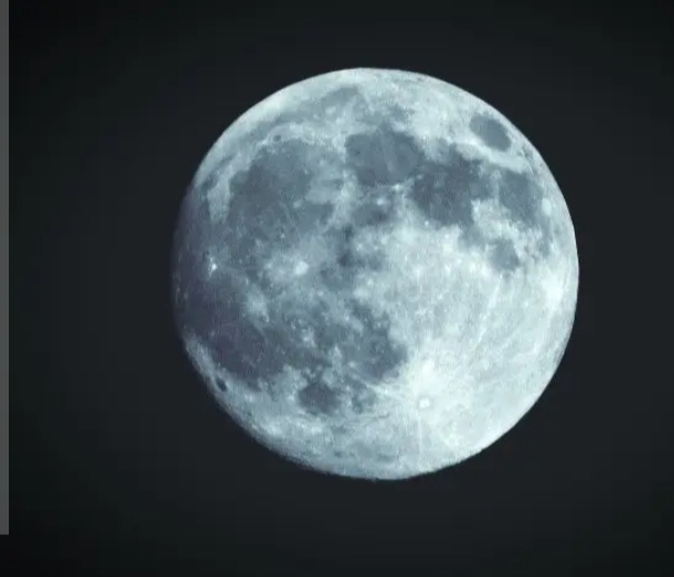 هل القمر الأزرق حقيقي؟