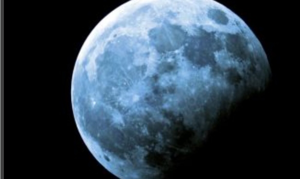 ظاهرة القمر الازرق العملاق